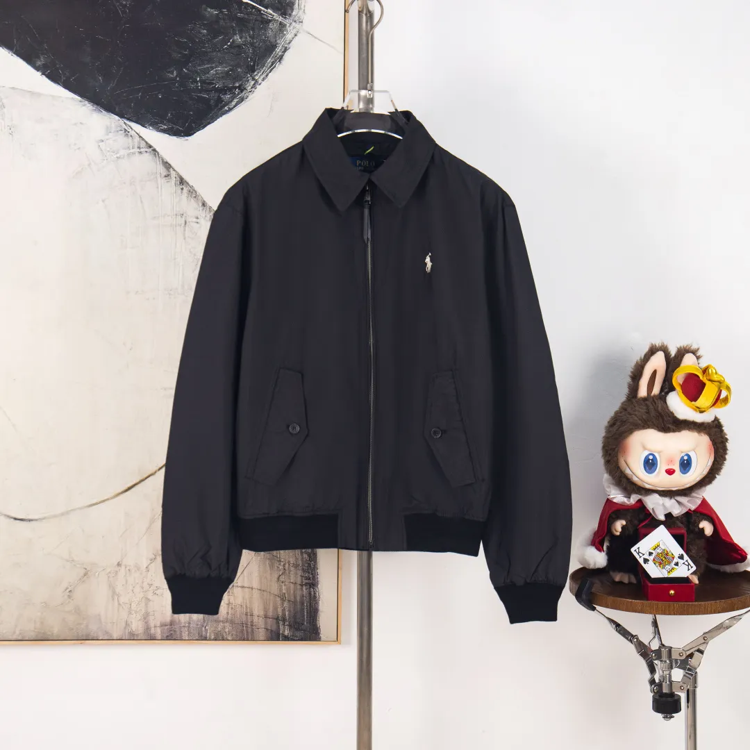 P360 zp version [exclusive supply] - Ralph Lauren/Ralph Lauren SS25 new double-layer windproof and water-repellent classic old cadre style light casual jacket - double-layer design, same color inside and outside S237 high-density micro-water-repellent craft fabric (100% T) ✅ | - Custom-woven double-layer rabbit velvet stitched thread, non-market misprinted mercerized cotton ✅ - Customized two-color webbing strip on the back collar, with zipper side pockets inside ✅ - POLO brand zipper, genuine leather zipper piece, dark and light two-color buttons ✅ - RL25SS new jacket fabric is made of lightweight polyester fiber, windproof and waterproof, more lightweight, suitable for traveling or daily outdoor sports, simple line design and wide and neat tailoring, unisex style for both men and women, good for commuting, classic and durable, Color: Black, Gray White, Light Card Size: S M L XL Number: WW10738